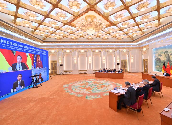 李克强与德国总理默克尔同出席第十届中德经济技术合作论坛的两国经济界代表见面