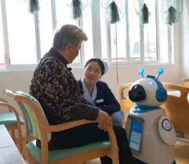 多地积极布局智慧养老 养老机器人已“上岗”