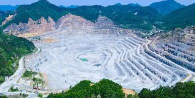 盛龙矿业IPO临门一脚：业绩“隐形炸弹”与合规“历史欠账”引关注